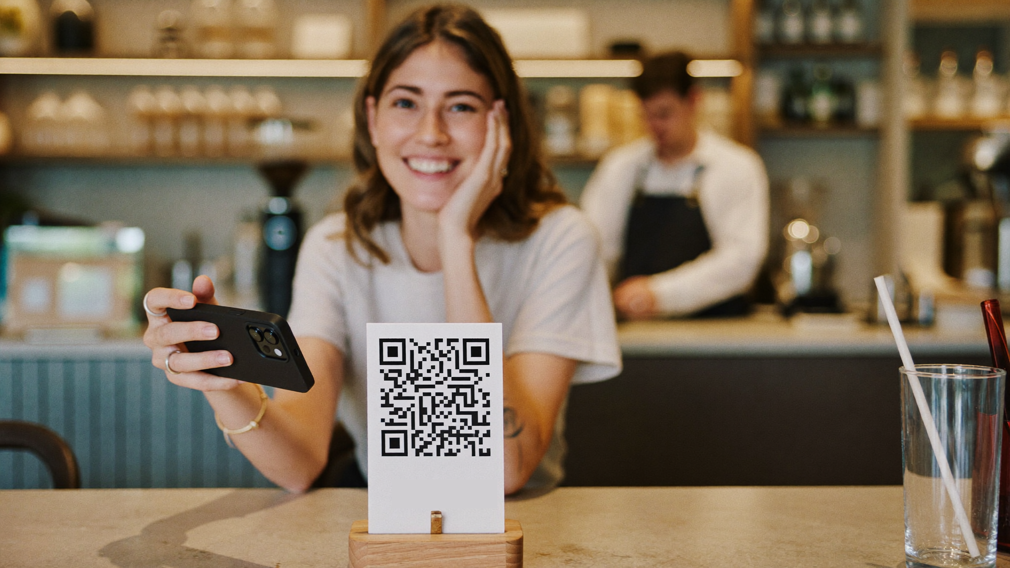 Cliente dejando una propina con QR desde el celular en un restaurante