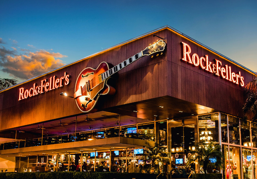 Frente de Rock & Feller's Unicenter con la guitarra gigante
